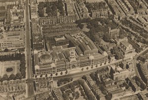 La caméra capture une vue de South Kensington depuis un avion volant bas, vers 1935