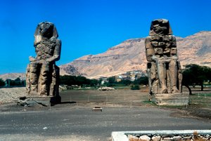 Les colosses de Memnon, près de la Vallée des Rois, Égypte, 14ème siècle av. J.-C.
