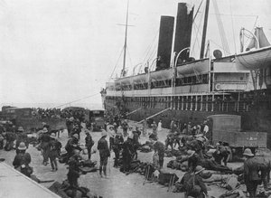 Le corps expéditionnaire des Dardanelles se met en route : Un transport en chargement à Alexandrie, 1915