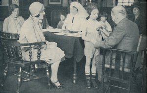 Le docteur écoutant le battement de cœur d