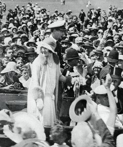 Le duc et la duchesse assaillis par la foule à Auckland, 1927, 1937 - Unbekannt