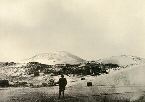 La cabane, avec le mont Erebus en arrière-plan, en automne, 1908, 1909