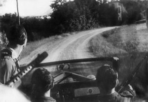 Le mouvement de résistance italien : partisans armés sur une jeep, Langhe, Piémont, Italie