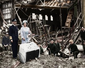 Le roi et la reine inspectent les dégâts des bombes, Buckingham Palace, Londres, Seconde Guerre mondiale - Unbekannt