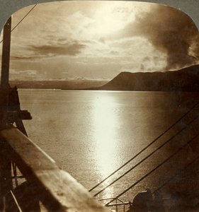 Le soleil de minuit en juillet sur les falaises de Spitzbergen et l