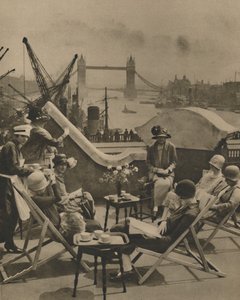 La piscine vue du toit-jardin du Langbourne Club pour femmes de la ville, années 1920, vers 1935