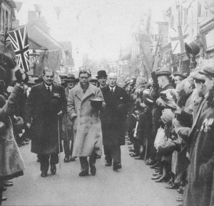 Le prince de Galles accueilli par le peuple de Porth, Glamorgan, lors d