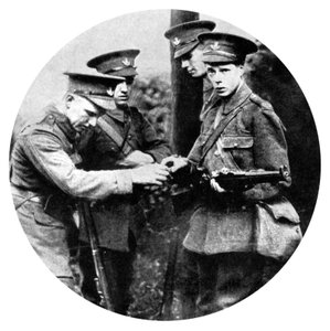 Le Prince de Galles chargeant un fusil dans les Grenadiers, Première Guerre mondiale - Unbekannt