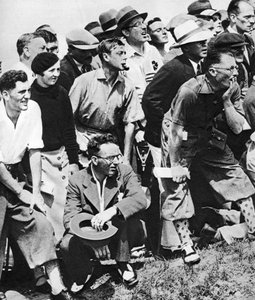 Le prince de Galles fume une pipe au championnat de golf ouvert, St Andrews, vers les années 1930 - Unbekannt