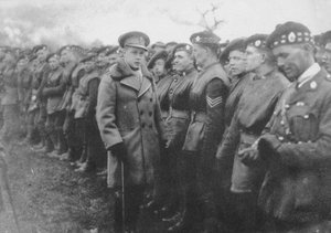 Le Prince de Galles parlant à un soldat britannique au front, Première Guerre mondiale, vers 1914-1918 - Unbekannt