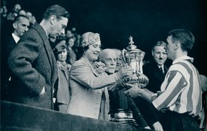 La Reine présente la coupe, 1937 - Unbekannt