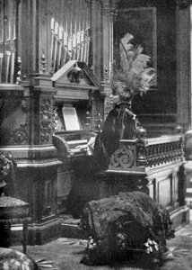 La reine de Roumanie jouant de l