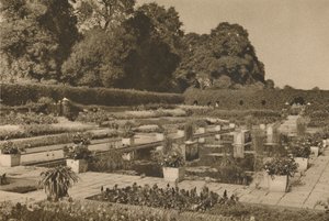 Le calme du jardin hollandais au palais de Kensington gardé par des portes verrouillées, vers 1935 - Unbekannt
