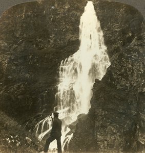 Les chutes de Sevle, éclaboussant et éclaboussant, près de l