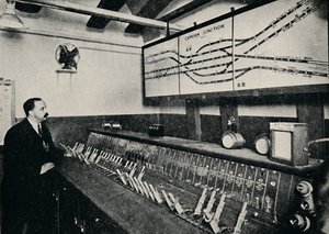 Le poste de signalisation à une jonction de chemin de fer souterrain, 1926 - Unbekannt