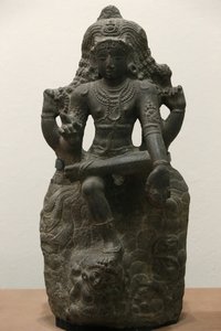 Musée Victoria et Albert. Shiva en tant que Dakshinamurti. 1200-1300. Période Chola tardive. Granit. Inde du Sud (Tamil Nadu). Royaume-Uni - Unbekannt