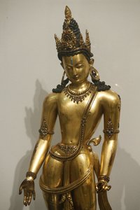 Musée Victoria et Albert. Le Bodhisattva Avalokiteshvara (Padmapani, porteur du lotus). 1300-1400. Dynastie Malla. Népal. Cuivre doré avec pierres précieuses et semi-précieuses. Royaume-Uni - Unbekannt