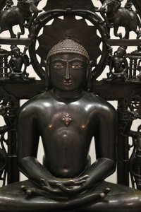 Musée Victoria et Albert. Le Jina Shantinatha. 1168; la plaque arrière vers 1300-1500. Alliage de cuivre avec incrustations d