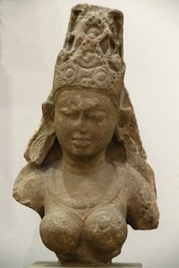 Musée Victoria et Albert. Yogini. 800-900. Période Pratihara. Grès. Inde centrale (Madhya Pradesh). Royaume-Uni