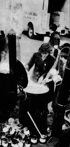 Le W.V.S. a fait de nombreux travaux. Voici une femme du W.V.S. gérant une cuisine de campagne, vers 1941-1942 - Unbekannt