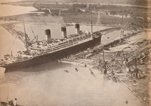 Le paquebot White Star Majestic entrant dans le plus grand bassin de radoub du monde à Southampton, vers 1934