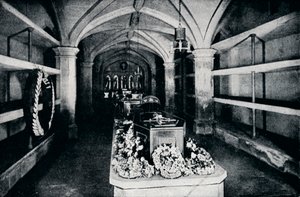 La crypte sous le chœur de la chapelle Saint-Georges, château de Windsor, 1910-1911