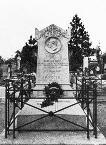 La pierre tombale de Louis Daguerre, pionnier de la photographie française