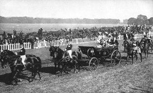 Le roi et la reine arrivant aux courses de Leopardstown, Dublin, juillet 1911
