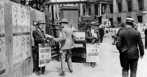 Les gros titres du journal de midi, Trafalgar Square, Londres, 1926-1927 - Unbekannt