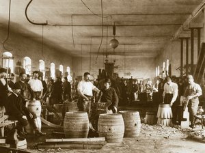 La fabrication de tonneaux en bois à Pilsen, années 1880