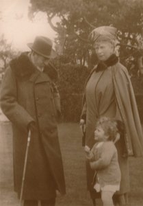 Leurs Majestés le Roi et la Reine avec la princesse Elizabeth à Craigweil House, Bognor, vers 1930 - Unbekannt