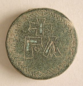 Trois poids de balance en alliage de cuivre avec croix, byzantin, 8e-9e siècle