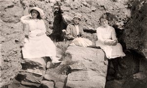 Trois femmes se relaxant sur des rochers - Unbekannt