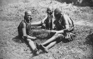 Trois jeunes femmes masaï, 1912 - Unbekannt