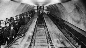 Escaliers mécaniques de la station de métro Tottenham Court Road, Londres, 1926-1927 - Unbekannt