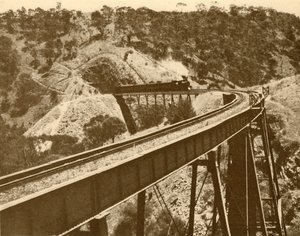 Train passant sur le viaduc, chaîne de Mount Lofty, Australie du Sud, 1930