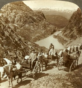 Voyageurs sur une route de montagne à travers le ravin sauvage de Seljestad, Norvège, vers 1905 - Unbekannt