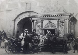 Tsarine Alexandra Fyodorovna visitant la chapelle ibérique, Moscou, Russie, années 1900 - Unbekannt