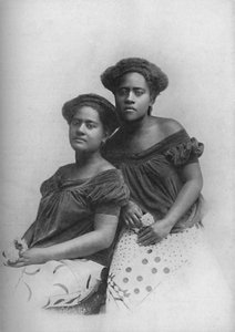 Deux princesses fidjiennes avec les cheveux coiffés à l