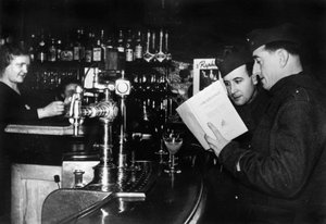 Deux soldats français en permission dans un café