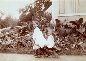 Deux enfants jouant dehors, années 1890