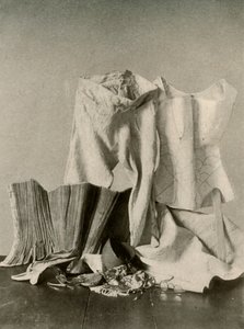 Deux paires de corsets, culottes, sac de perles, bourse et jupon matelassé, 18e siècle, 1937
