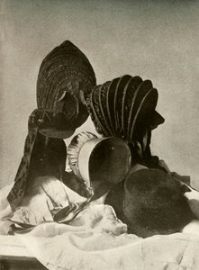 Deux calèches en soie, chapeau de cavalier, bonnet Quaker, chapeau, gants et jupe, 18ème siècle, 1937 - Unbekannt
