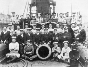 Royaume-Uni : Officiers et équipage du H.M.T.B 98, au 344e jour de la guerre - c1915