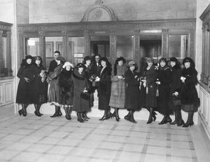États-Unis : vers 1926 Un groupe de femmes debout aux guichets 