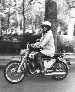 États-Unis : vers 1961 Une femme chevauchant sa moto Honda 160 - Unbekannt