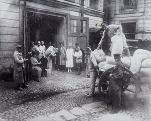 Déchargement de nourriture, Maison des Scientifiques, Petrograd, Russie - Unbekannt