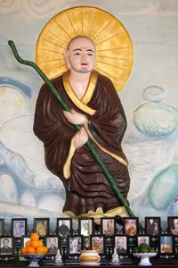 Monastère zen Van Hanh. Moine bouddhiste devant un autel vietnamien pour les ancêtres. La vénération des morts. Dalat. Vietnam - Unbekannt