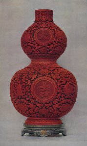 Vase en laque rouge sculptée sur fond vert olive avec support en laque plate, 1928 - Unbekannt