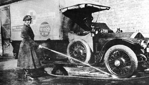 Conductrice anglaise bénévole lavant son ambulance, Cambridge, Première Guerre mondiale, 1915 - Unbekannt